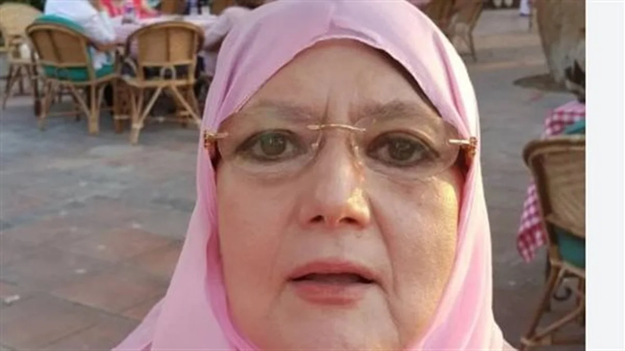 أزمة خلع النقاب.. شمس البارودي تهاجم راغدة شلهوب بعد ظهور نجلها الإعلامي